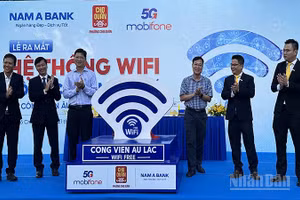 Các đại biểu thực hiện nghi thức ra mắt hệ thống wifi công cộng miễn phí tại công viên Âu Lạc. (Ảnh: HOÀNG LIÊM)