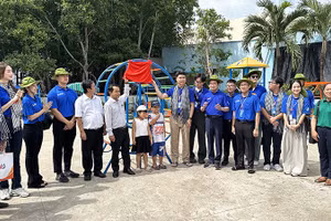 Ban tổ chức khánh thành một sân chơi thiếu nhi ở xã đảo Thạnh An.