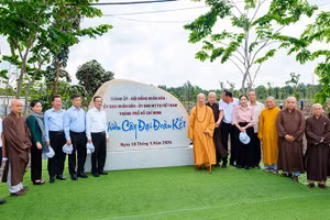 Các đại biểu chụp hình lưu niệm với “Vườn cây đại đoàn kết” tại Công viên văn hóa Láng Le.