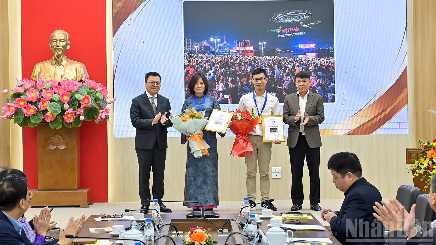Các tác giả giành giải A tại lễ trao giải.