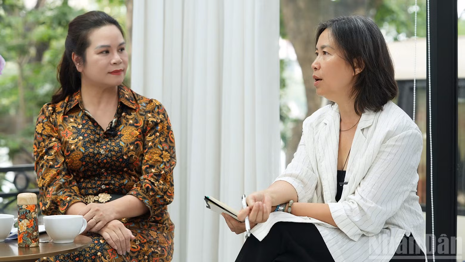Bà Phạm Thị Kim Oanh, Phó Cục trưởng Bản quyền tác giả, Bộ Văn hóa, Thể thao và Du lịch và bà Phan Cẩm Tú, Ủy viên Ban Thường vụ Hiệp hội Xúc tiến Phát triển Điện ảnh Việt Nam, chuyên gia tư vấn, Hiệp hội Điện ảnh Hoa Kỳ tại buổi tọa đàm. (Ảnh: HỒNG QUÂN)