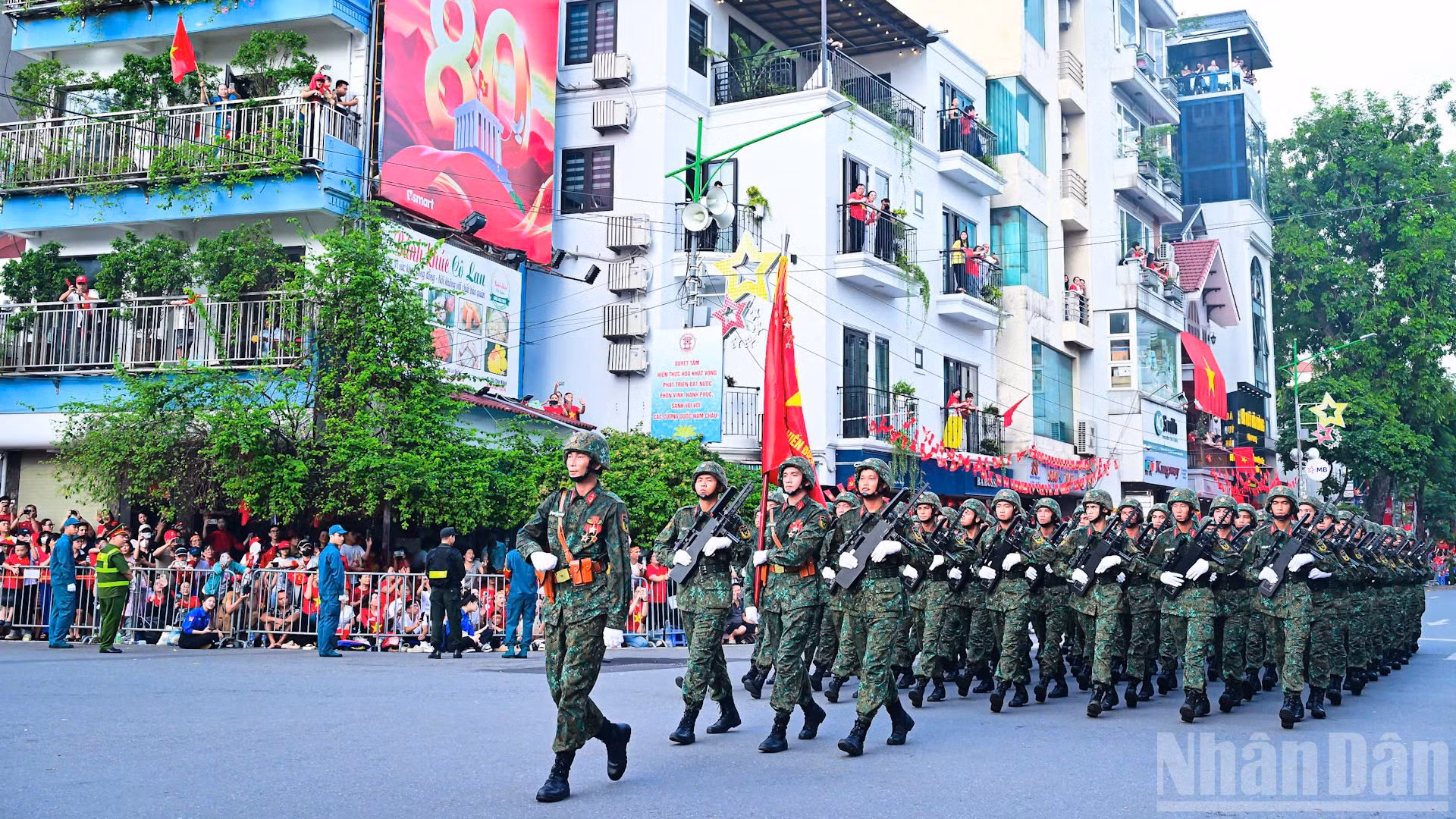 Quân đội diễu binh qua Nguyễn Thái Học. (Ảnh: BẢO LONG)