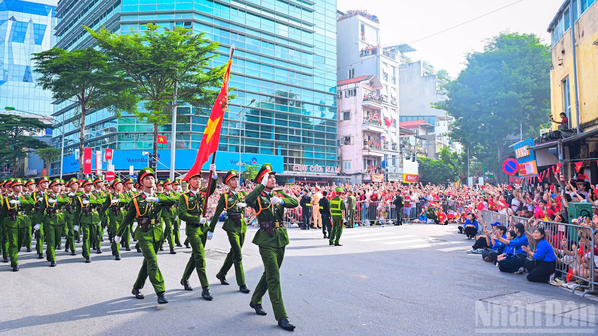 Khối các lực lượng Công an nhân dân diễu binh qua ngã tư Hai Bà Trưng-Lê Duẩn. (Ảnh: BẢO LONG)
