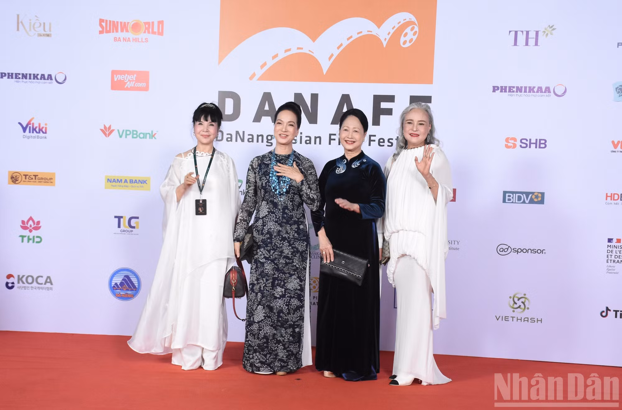 Các nghệ sĩ gạo cội của điện ảnh Việt trên thảm đỏ: Nghệ sĩ Nhân dân Lan Hương, Nghệ sĩ Nhân dân Lê Khanh, Nghệ sĩ Nhân dân Như Quỳnh, Nghệ sĩ Nhân dân Hoàng Cúc. (Ảnh: ANH ĐÀO)