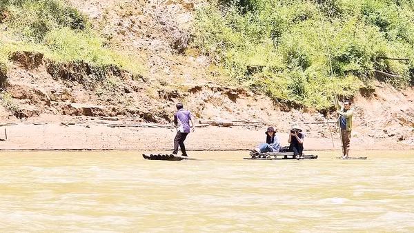 Những chiếc bè mảng nhỏ bé trong dòng nước của con sông Bắc Giang (Ảnh HOÀNG DŨNG)
