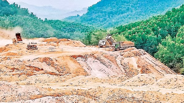 Đất thải trong quá trình khai thác mỏ sắt Tiến Bộ được sử dụng làm vật liệu san lấp.