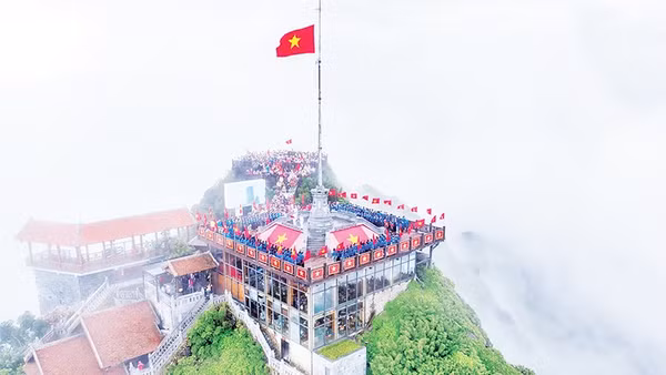 Đoàn viên, thanh niên cùng thực hiện nghi thức chào cờ, hát Quốc ca trên đỉnh núi cao nhất nằm ở trung tâm dãy Hoàng Liên Sơn. 