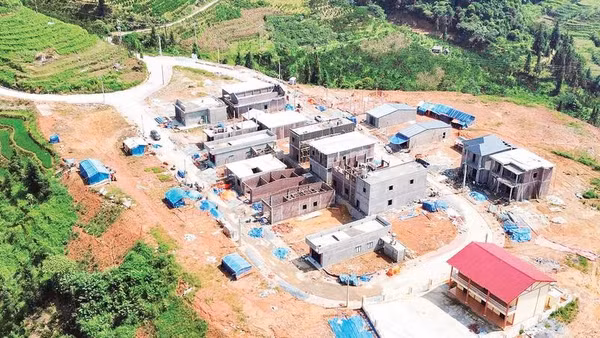 Khu tái định cư cho các hộ dân thôn Chúng Chải B đang dần hoàn thiện, góp phần bảo đảm an toàn cho người dân vùng thiên tai.