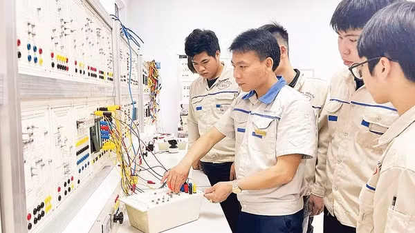 Sinh viên Khoa Điện-Điện tử, Trường cao đẳng Kỹ thuật-Công nghệ Vĩnh Phúc trong giờ thực hành.