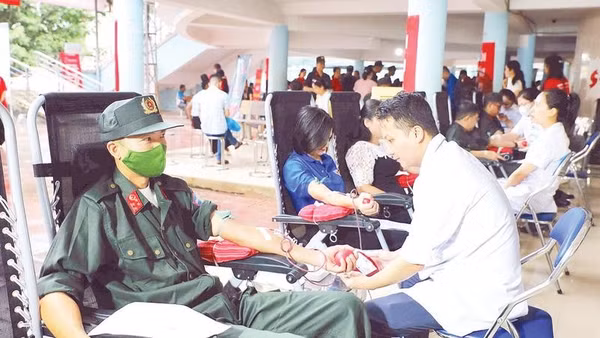Chiến sĩ Trung đoàn Cảnh sát Cơ động Tây Bắc tình nguyện hiến máu trong Chương trình Hành trình đỏ 2026 được tổ chức tại tỉnh Điện Biên (Ảnh LÊ LAN)
