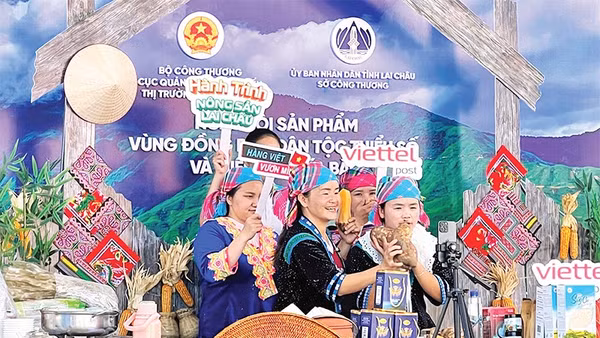 Các kênh bán hàng trực tuyến giúp nông sản vùng cao tiếp cận thị trường rộng lớn hơn.