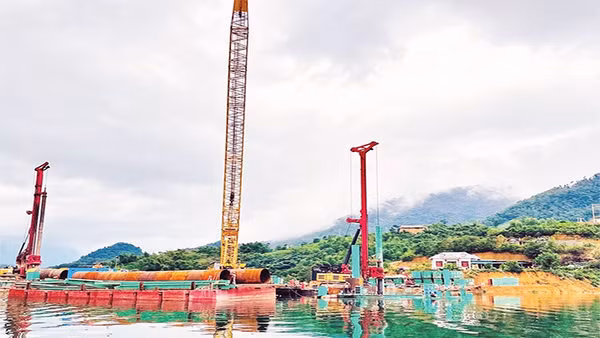 Đơn vị thi công vận chuyển các thiết bị và vật liệu tại cảng Thung Nai.