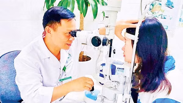 Khám phát hiện sớm các bệnh về mắt cho học sinh tại Bệnh viện Mắt Hải Phòng.