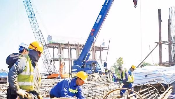Các kỹ sư, người lao động trên công trường cầu vượt sông Hồng thuộc dự án cao tốc CT.08.