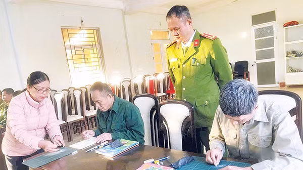 Học viên tại Cơ sở cai nghiện ma túy tỉnh Lạng Sơn được giáo viên Trường tiểu học xã Tân Đoàn dạy bổ túc văn hóa, xóa mù chữ.
