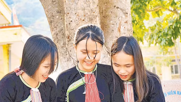 Phần lớn học sinh Trường phổ thông dân tộc bán trú THCS Nậm Cha là con em đồng bào các bản ở xa, phải ở nội trú tại trường.