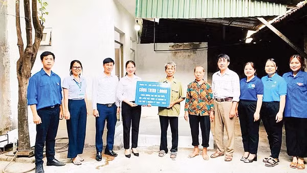 Đoàn Thanh niên xã Quảng Bị trao tặng công trình “Ngôi nhà 1.000 đồng”cho gia đình ông Nguyễn Hữu Thanh.