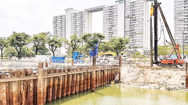 Thi công dự án khắc phục sự cố sụt lún, sạt lở đường ven kênh Tàu Hủ (phường Chánh Hưng, Thành phố Hồ Chí Minh).