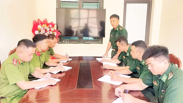 Một cuộc họp giữa lực lượng công an xã với Trạm Kiểm soát biên phòng Keo Muông, xã Phiêng Khoài về tuyên truyền công tác đấu tranh phòng chống xuất, nhập cảnh trái phép.
