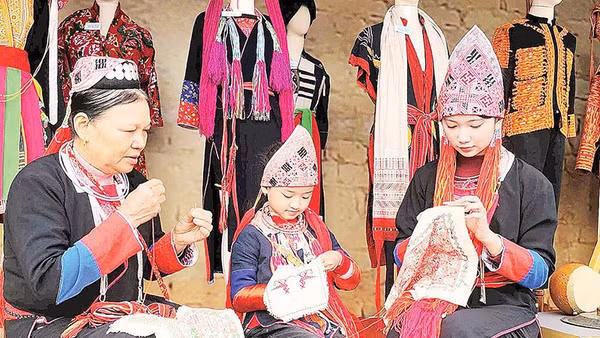 Nghề thêu thổ cẩm trang phục người Dao Thanh Y ở xã Quảng La được trao truyền, gìn giữ đến ngày nay.