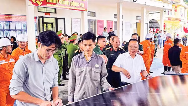 Chuẩn bị lắp đặt hệ thống điện mặt trời cho hơn 90 hộ dân tại khu vực chưa thể đầu tư lưới điện quốc gia của xã Tủa Sín Chải.