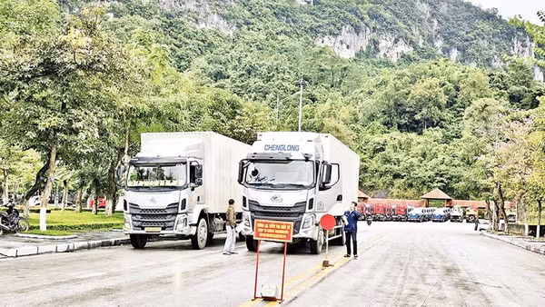 Các lực lượng kiểm tra phương tiện qua Cửa khẩu quốc tế Hữu Nghị (Lạng Sơn).