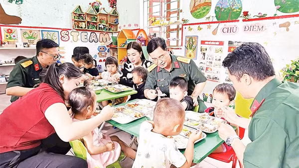 Đoàn Kinh tế-Quốc phòng 313 thực hiện chương trình “Ngày thứ năm chia sẻ yêu thương” tại Trường mầm non xã biên giới Thanh Thủy, tỉnh Tuyên Quang (Ảnh ĐỨC THẮNG)