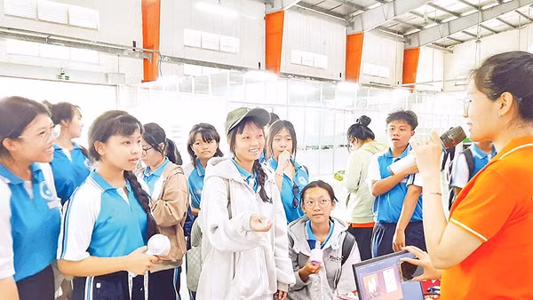 Học sinh Trường THCS Nguyễn Gia Thiều trải nghiệm tư vấn hướng nghiệp thực tế tại Trường cao đẳng Công nghệ cao Đồng An.