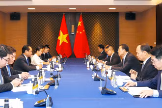 Bộ trưởng Nông nghiệp và Môi trường Việt Nam Trịnh Việt Hùng làm việc với Bộ trưởng Nông nghiệp và Nông thôn Trung Quốc Trương Trụ.
