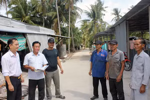 Người đứng đầu trong Chi bộ ấp Tân Phước phát huy vai trò nêu gương để cùng nhân dân xây dựng giao thông nông thôn.