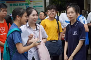 Thí sinh dự thi vào trường chuyên hôm 12-7 (Ảnh: THUỲ DƯƠNG)