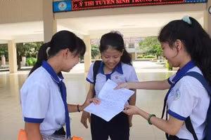 Thí sinh vui mừng sau khi kết thúc môn thi Ngữ văn vào buổi sáng.