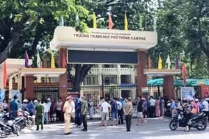 Lực lượng chức năng bảo đảm an ninh trật tự, an toàn giao thông tại điểm thi Trường THPT Cẩm Phả.