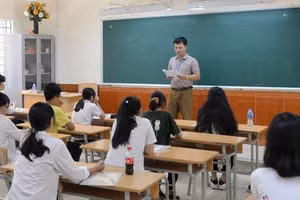 Giám thị phổ biến quy chế thi cho các thí sinh tại điểm thi Trường THCS Đền Lừ (quận Hoàng Mai).