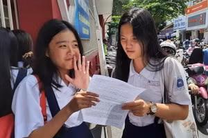Thí sinh bàn luận về đề thi môn Toán.
