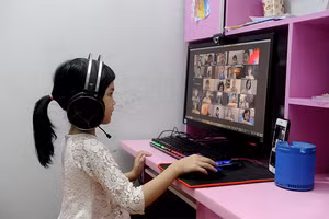 Nhóm học sinh lớp 1 chịu tác động nhiều nhất khi phải học trực tuyến do ảnh hưởng của dịch. Ảnh: Thanh Trúc