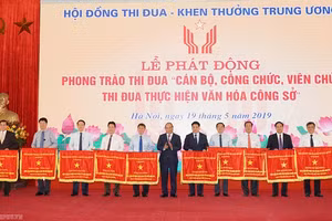 Ngày 9/5/2019, Thủ tướng Nguyễn Xuân Phúc trao Cờ thi đua của Chính phủ cho các địa phương. (Ảnh VGP)