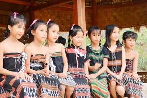 Những em bé dân tộc Cơ Tu trong trang phục truyền thống.