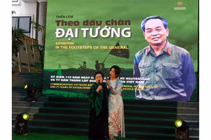 Tác giả Nguyễn Thị Mỹ Dung song ca cùng ca sĩ Mỹ Linh tại lễ khai mạc triển lãm. Ảnh: Ngọc Diệp