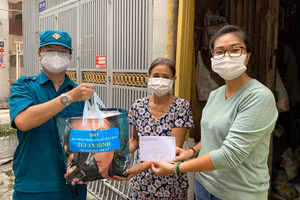 Người dân trên địa bàn quận 5 nhận hỗ trợ đợt 3.