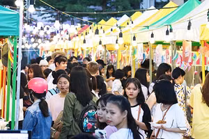 Chợ đêm Helio thu hút nhiều du khách trẻ tham quan, mua sắm.