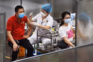 Tiêm vaccine phòng Covid-19 cho người dân Hà Nội (Ảnh minh họa: Trần Hải).