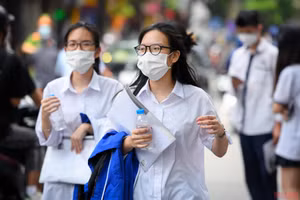 Ảnh: Thí sinh Hà Nội hoàn thành môn thi đầu tiên Ngữ văn