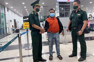 Anh Pui Thái (mặc áo đỏ-giữa) được các lực lượng giải cứu trở về nhà vào ngày 3/7.