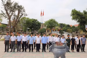 Lãnh đạo tỉnh Hưng Yên dâng hương tưởng niệm Tổng Bí thư Nguyễn Văn Linh.