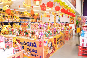 Nhiều siêu thị điều chỉnh giờ bán hàng để phục vụ nhu cầu mua sắm Tết của người dân.
