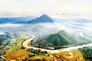 Thị trấn huyện Sông Mã dưới núi Pu Nhi, bên dòng sông Mã. Ảnh: ĐỨC TUẤN