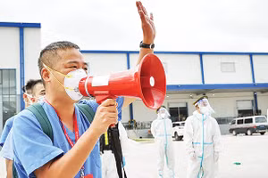 PGS, TS, bác sĩ Nguyễn Lân Hiếu chỉ đạo phòng, chống dịch tại Bình Dương.Ảnh: Thu Vân
