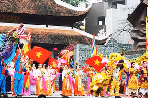 Chào năm mới. Ảnh: HẢI NAM
