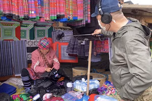 Thực hiện thu âm thanh tại chợ Tú Lệ (Văn Chấn, Yên Bái).